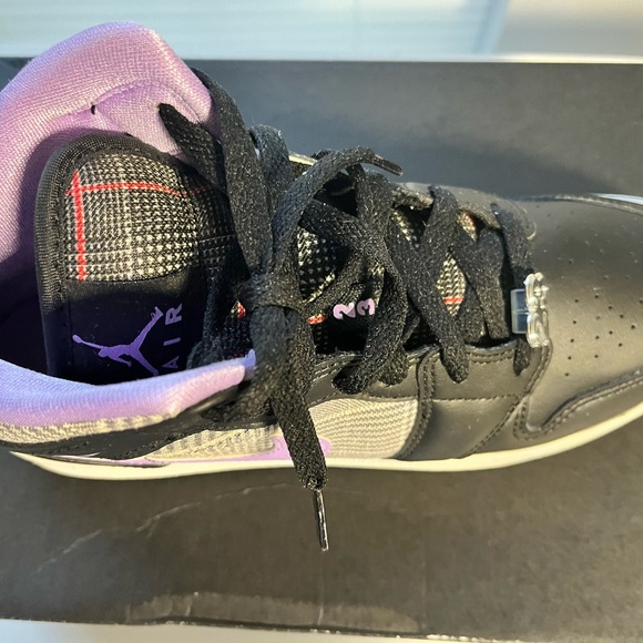 Air Jordan 1 Mid SE (GS) - Picture 8 of 16